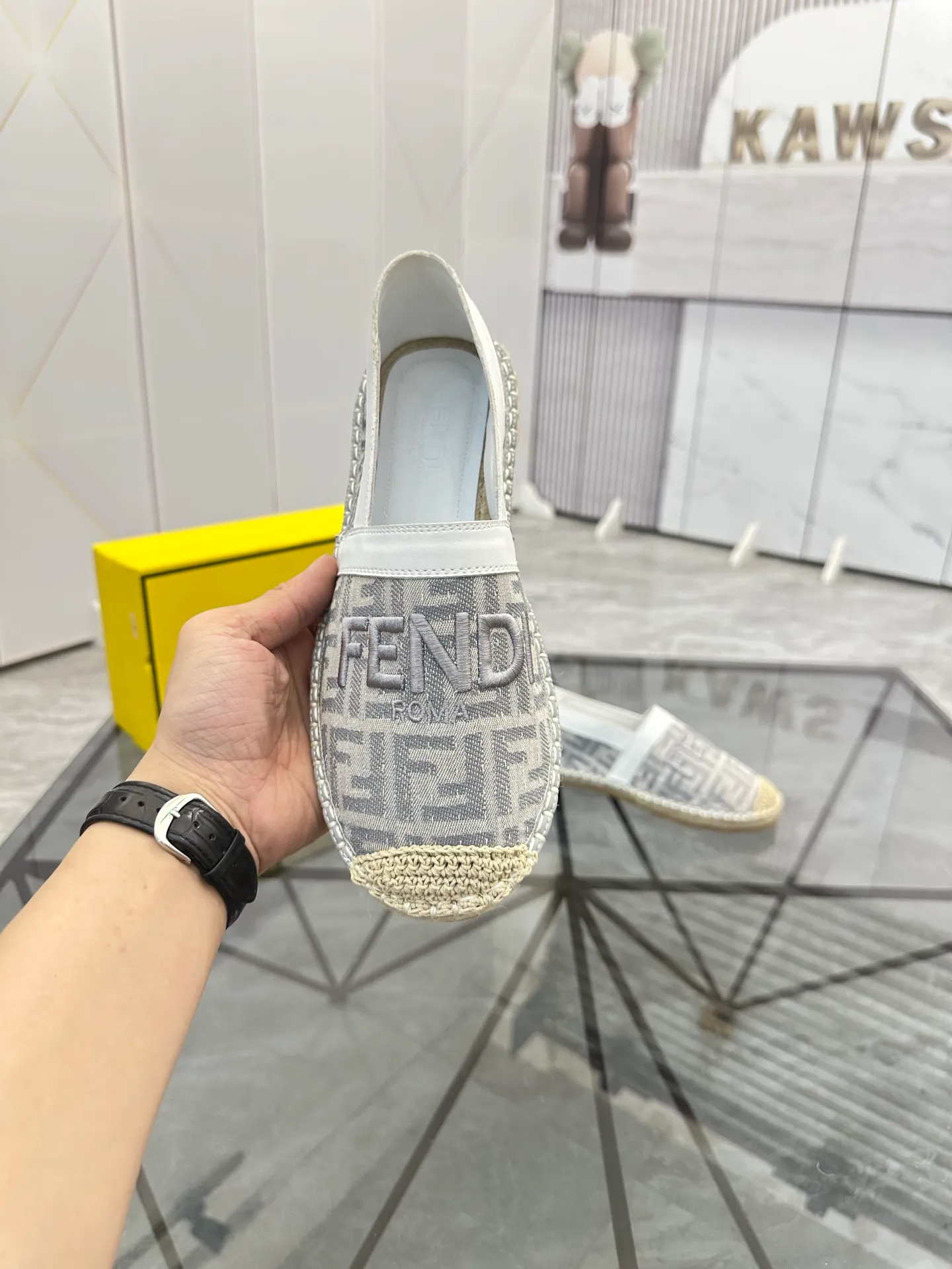 Selling men's shoes 💰: 💰P420¥ Product trademark: Fendi* "Fendi*" low-top fisherman's shoes Regular size: 38-44 (can be customized to 37.45) Product materials: upper imported cowhide stitched with original fabric, sheepskin lining, original outsole. Number: 1023